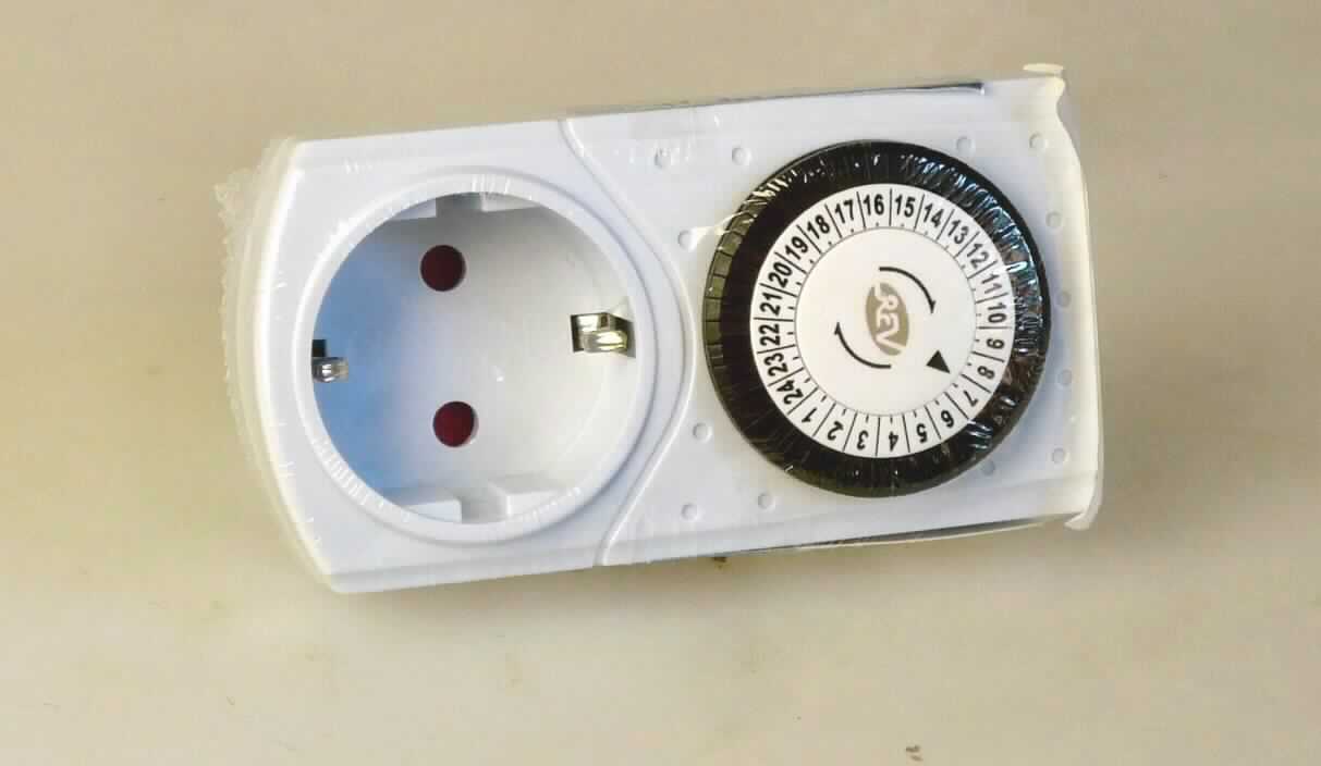 Thiết bị đóng ngắt định giờ (time switches) có máy đồng hồ cá nhân hoặc đồng hồ thời gian hoặc có động cơ đồng bộ.