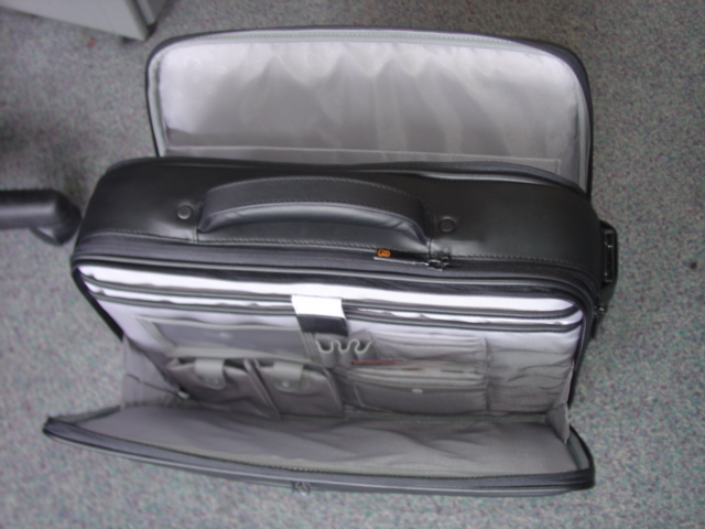 Vali hoặc túi, cặp có kích thước tối đa 56cm x 45cm x 25cm